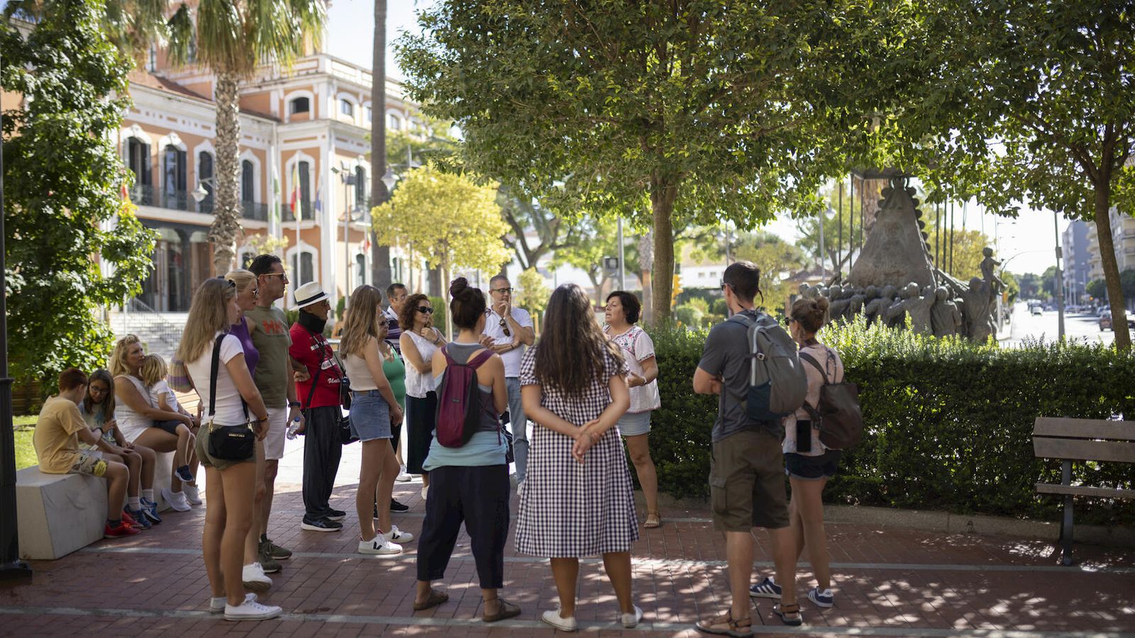 Un grupo de turistas hace una parada junto al monumento.