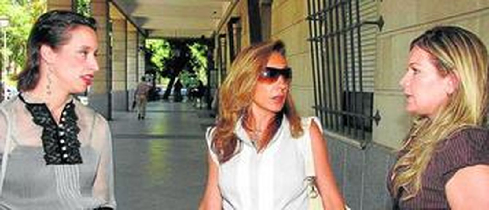 Cristina Rutia e Inmaculada Verdón (a ambos lados) con la abogada de las familias denunciantes.