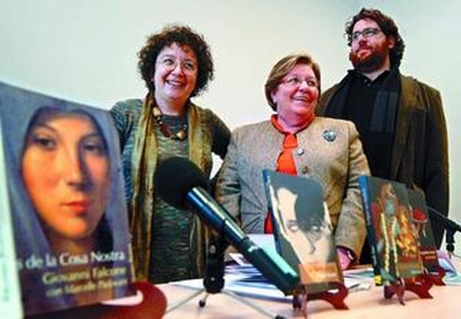 Carola Moreno y Juan Diego Martín, a los lados, con la diputada de Cultura Guillermina Navarro.
