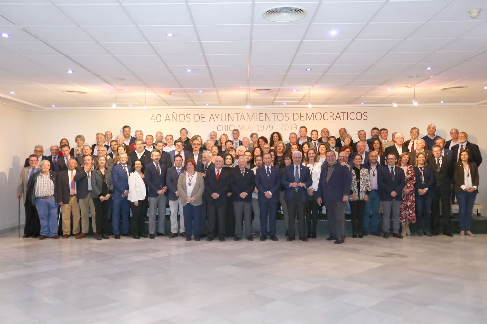Foto de grupo de los ediles galardonados en el Teatro Moderno.