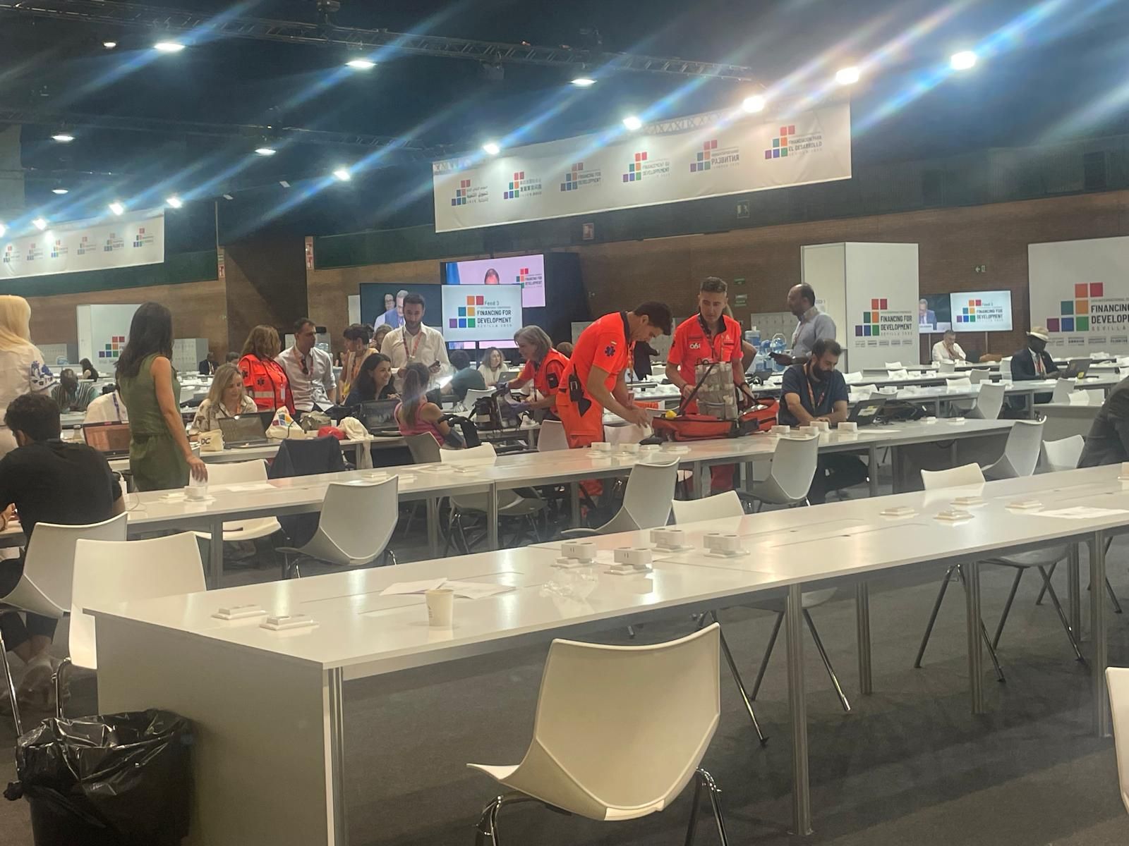 El equipo del 061 en Fibes durante una asistencia.