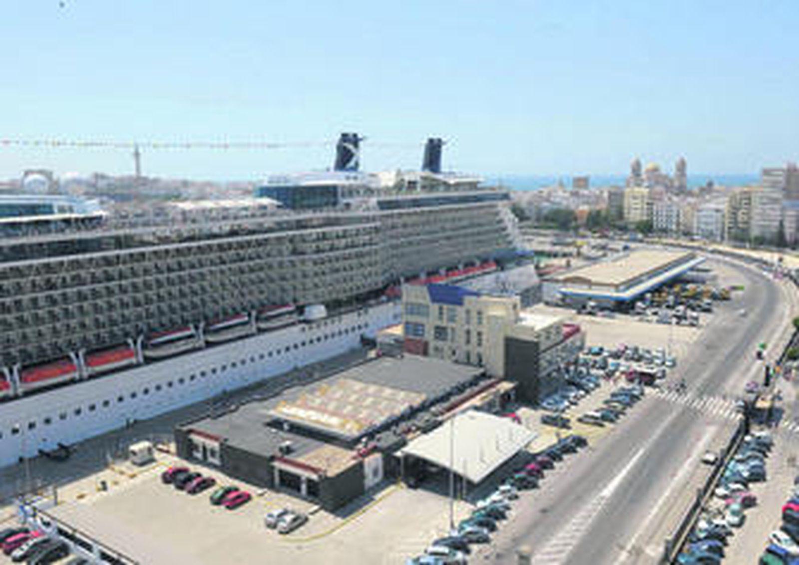 El muelle de Cádiz se ha convertido en punto de partida y escala de muchos cruceros.