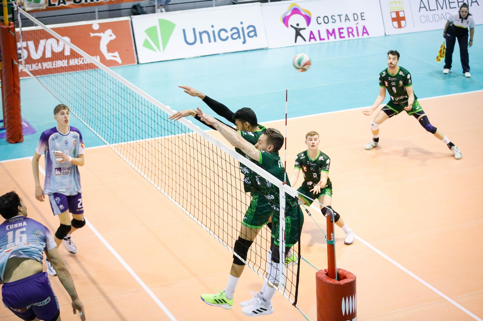 Imágenes del partido entre Unicaja Almería y Grupo Herce Soria
