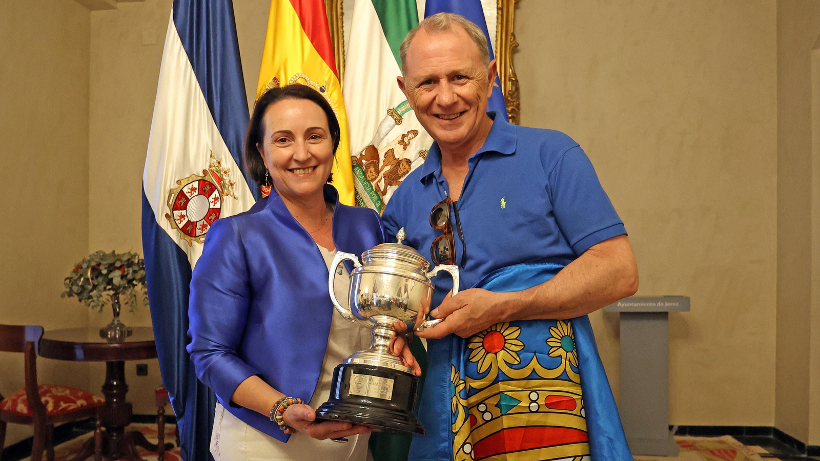 Baño de masas del Xerez CD en Jerez por su ascenso