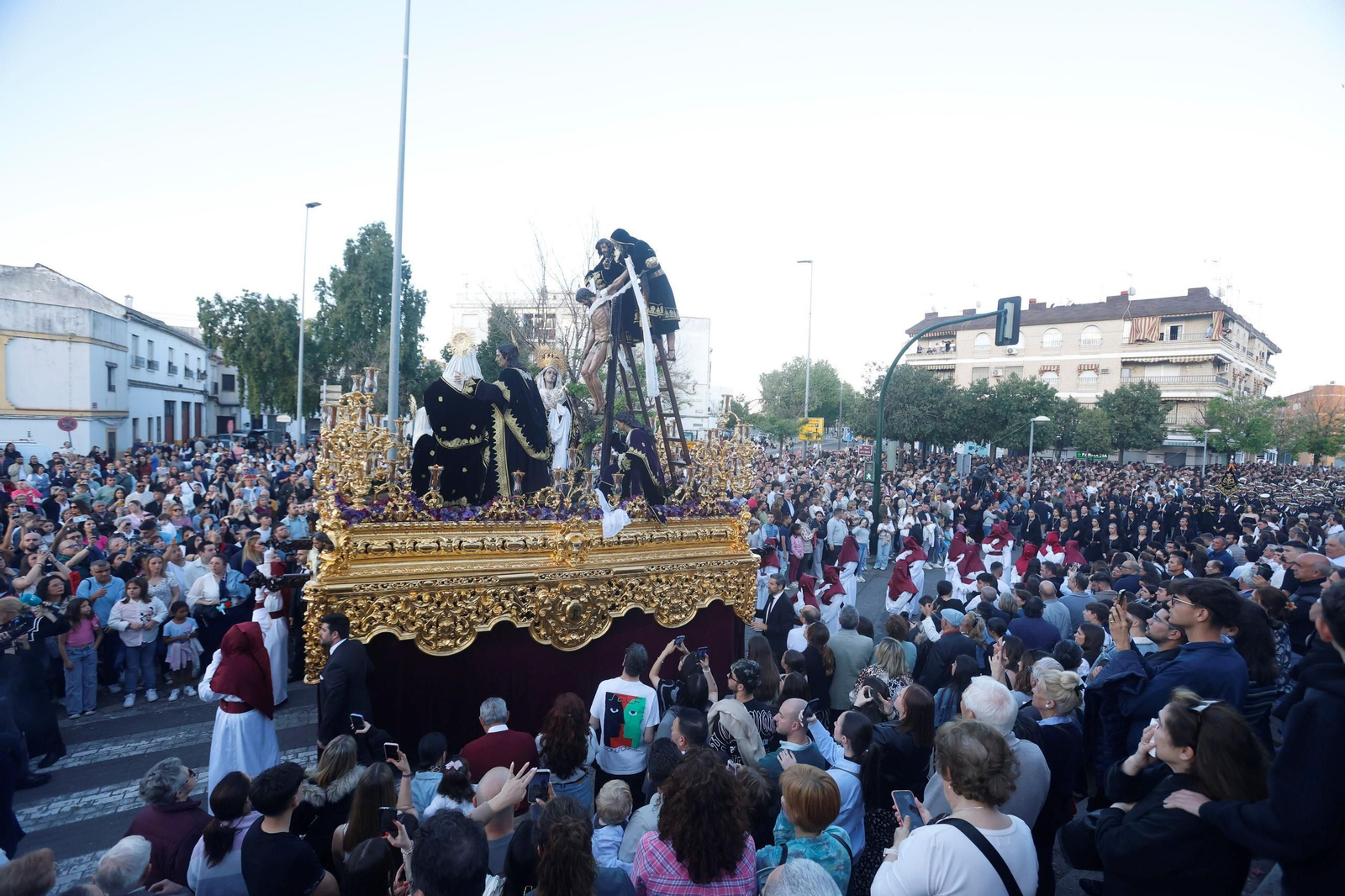 La procesión del Descendimiento en este Viernes Santo de Córdoba, en imágenes