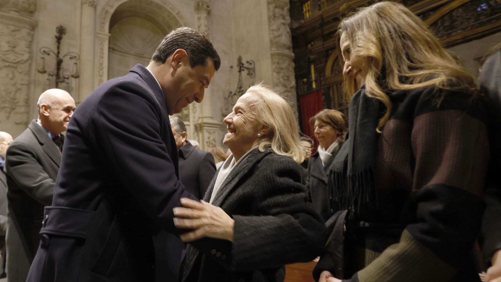 Juanma Moreno saluda a los familiares del matrimonio asesinado.