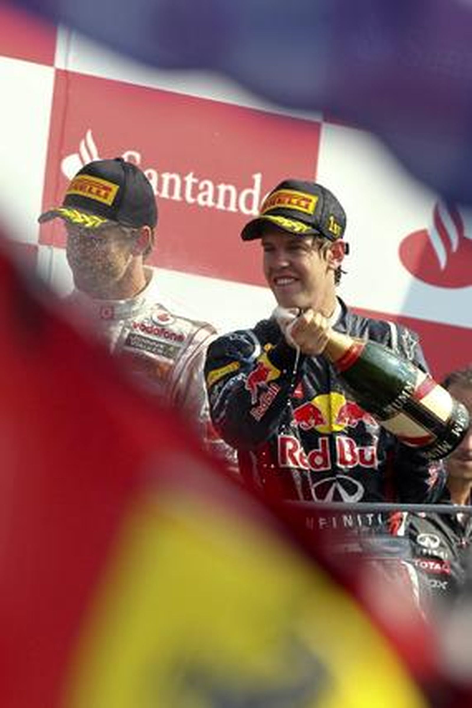 Vettel también gana en Monza y Alonso acaba tercero tras llegar a liderar la carrera. / EFE