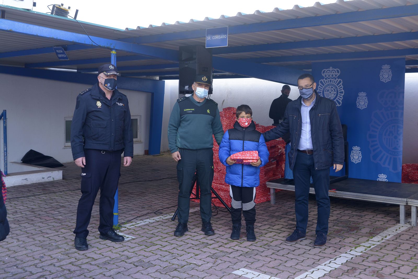 Fotos de la entrega de juguetes a familias por la CNP.
