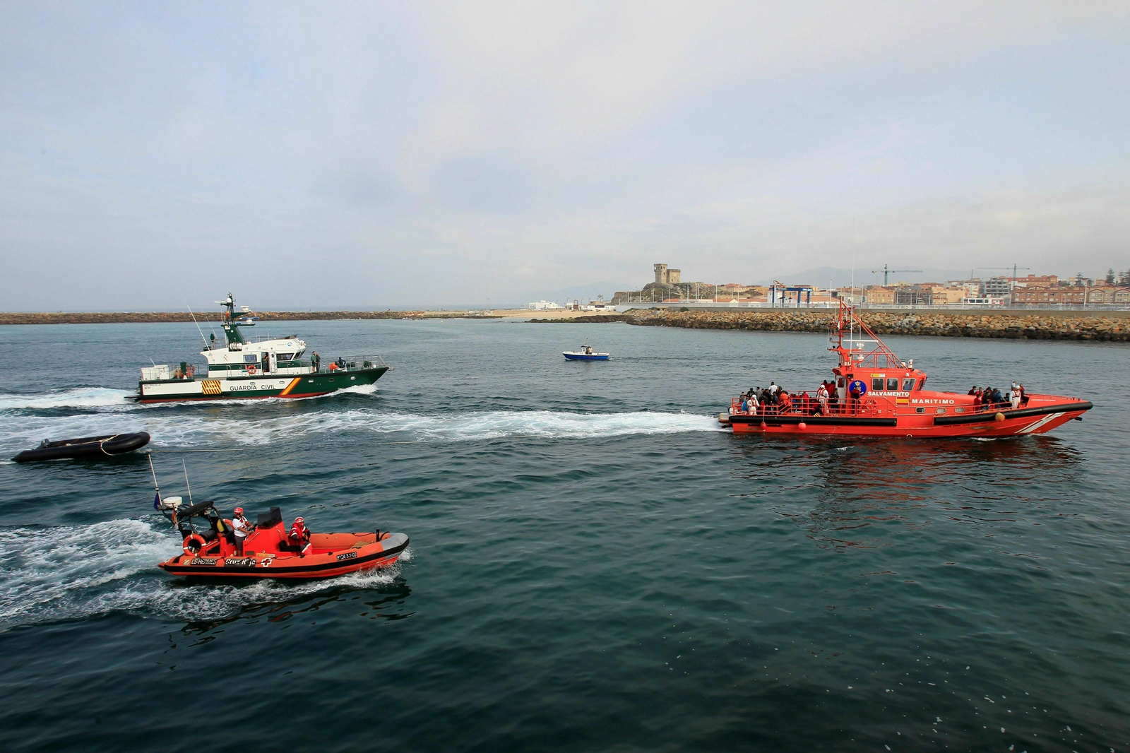 Embarcaciones de Salvamento Marítimo y Guardia Civil en otra actuación. Embarcaciones de Salvamento Marítimo y Guardia Civil en otra actuación.