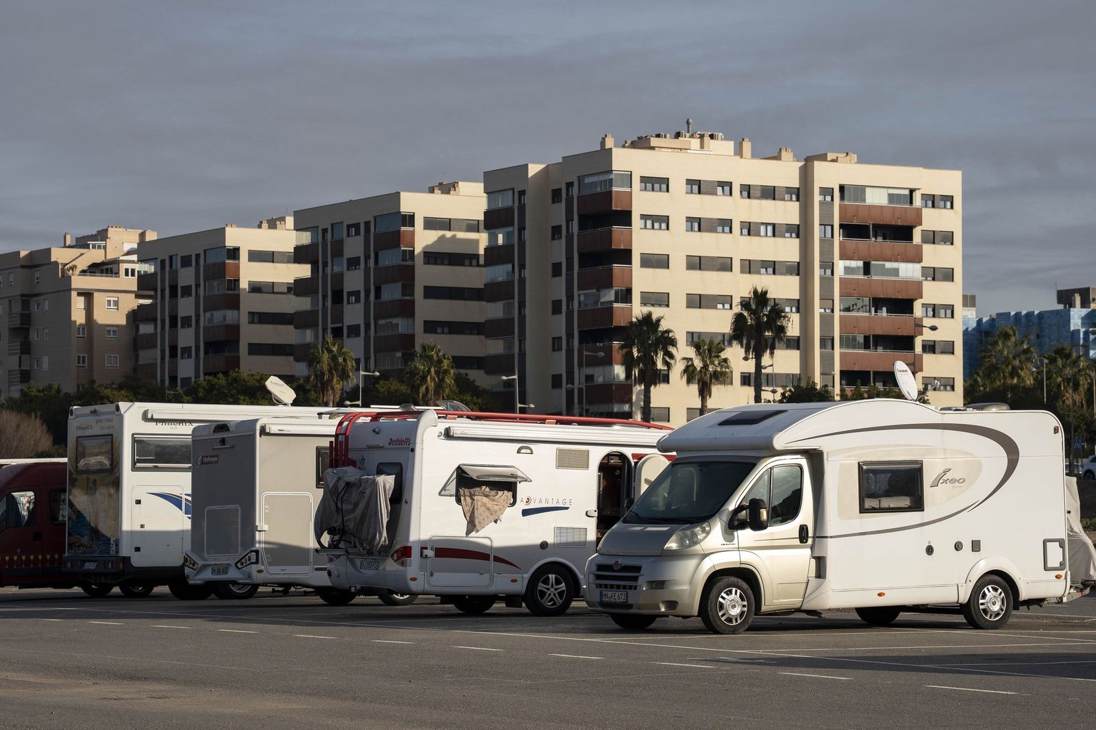 Autocaravanas forman un "barrio" junto al Auditorio Maestro Padilla.