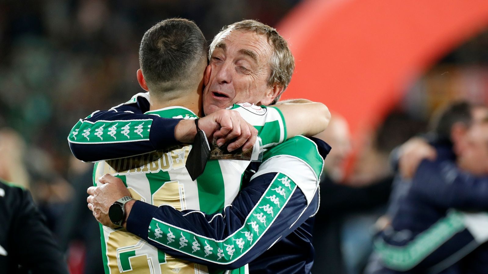 Cousillas abraza a Guido Rodríguez tras ganar la Copa.