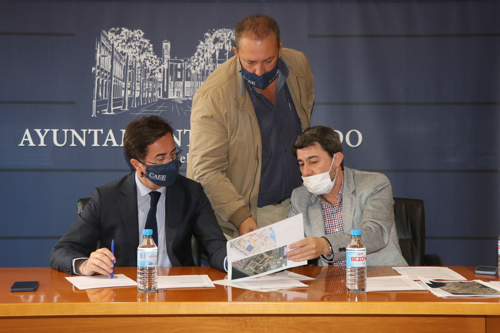 Francisco Góngora, junto a los ediles José Francisco Rivera y Alberto González.