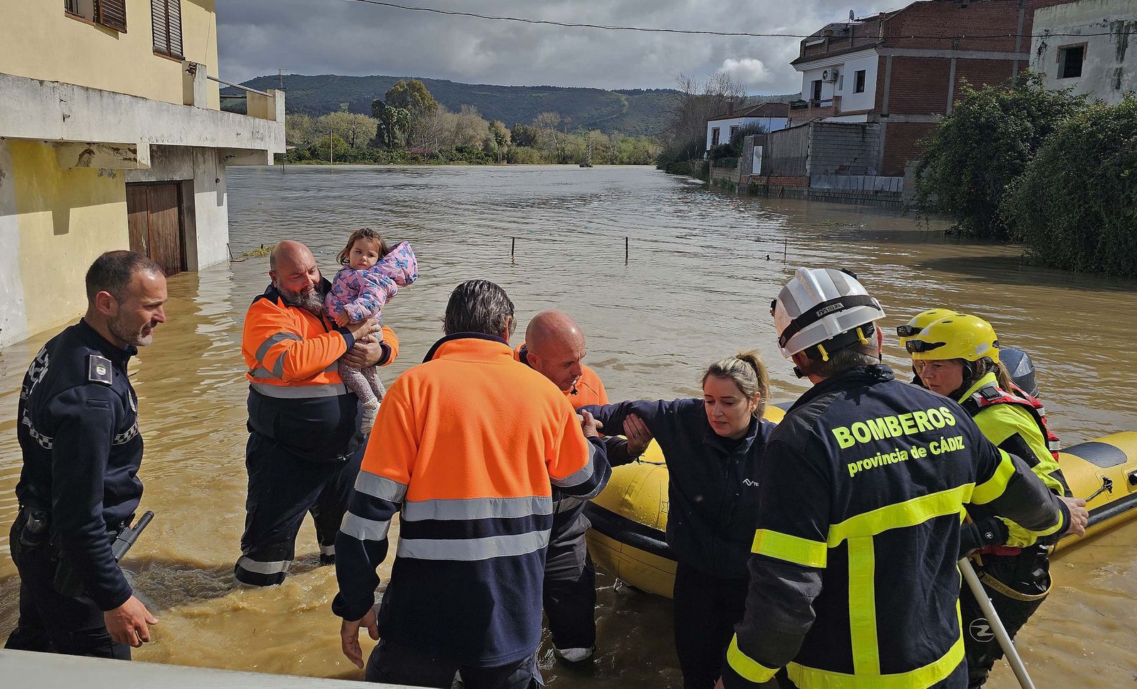 Inundaciones en San Martín del Tesorillo. Las intensas lluvias durante la noche causan el desbordamiento del río Hozgarganta, afectando especialmente a Jimena de la Frontera y San Martín del Tesorillo.