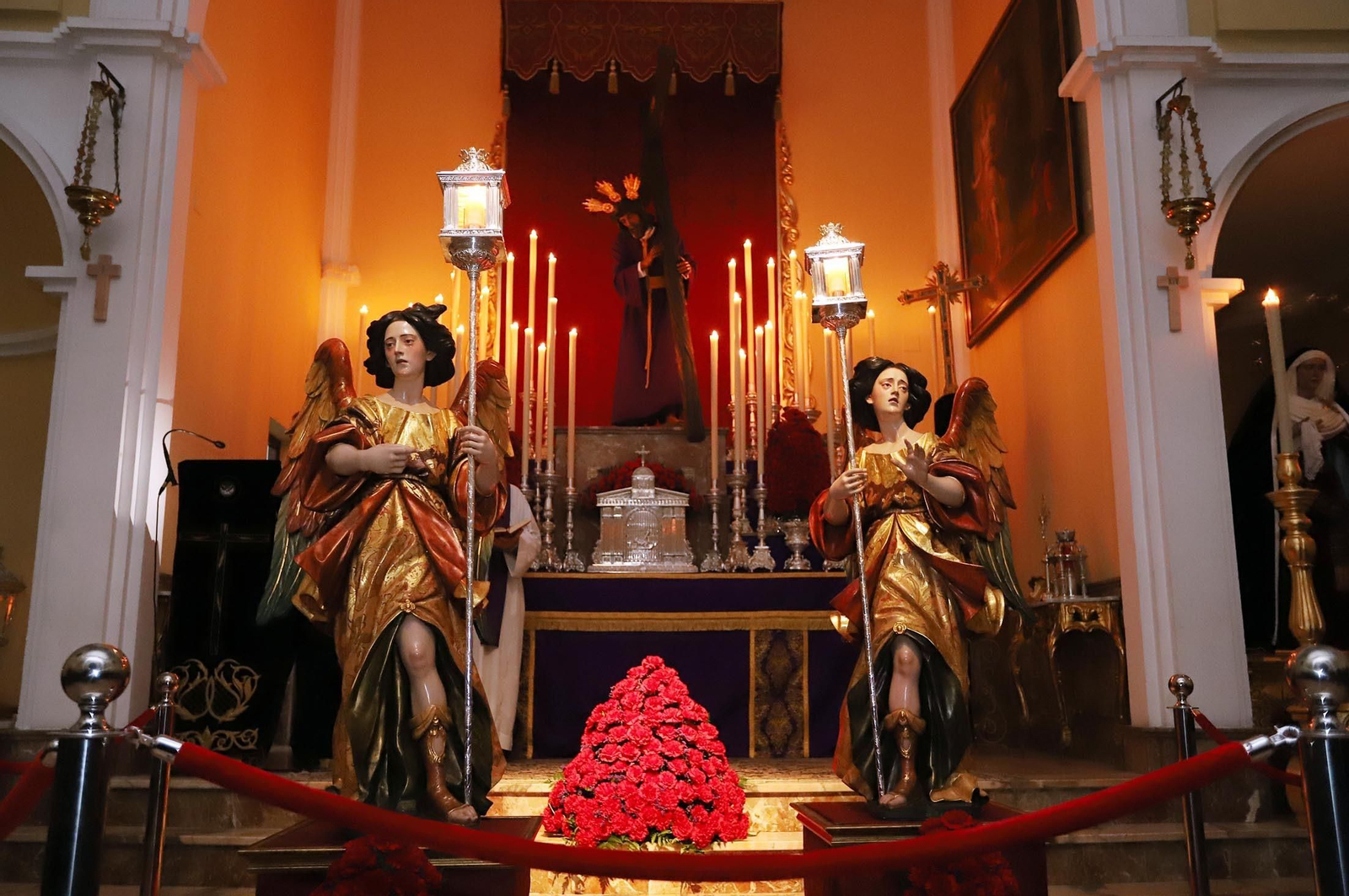 Los Ángeles  ceriferarios junto a la imagen de Jesús del Calvario.