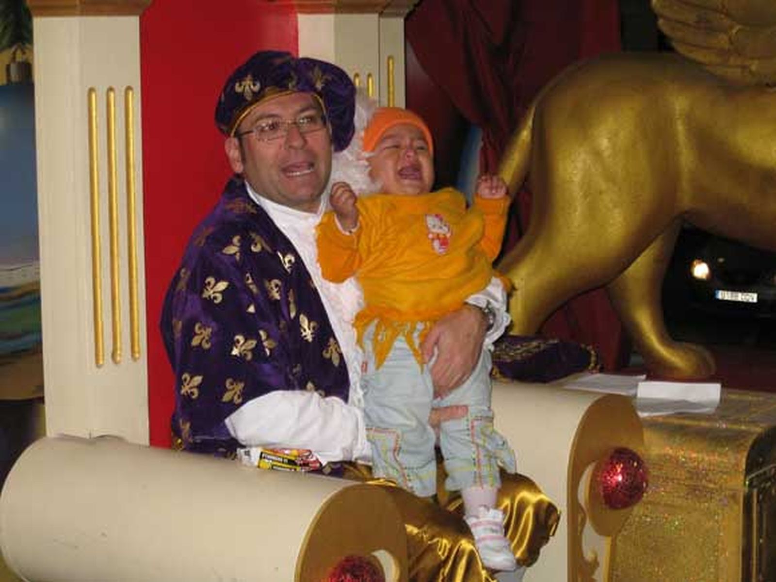 El Paje Real finaliza su misión en Cádiz tras haber recogido las cartas que los niños han redactado para los Reyes Magos.