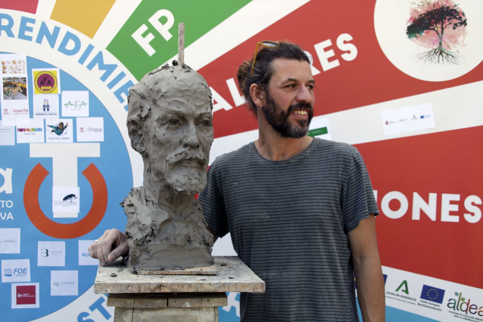 Modelado del escultor Martín Lagares con motivo de la II Feria del Emprendimiento en imágenes