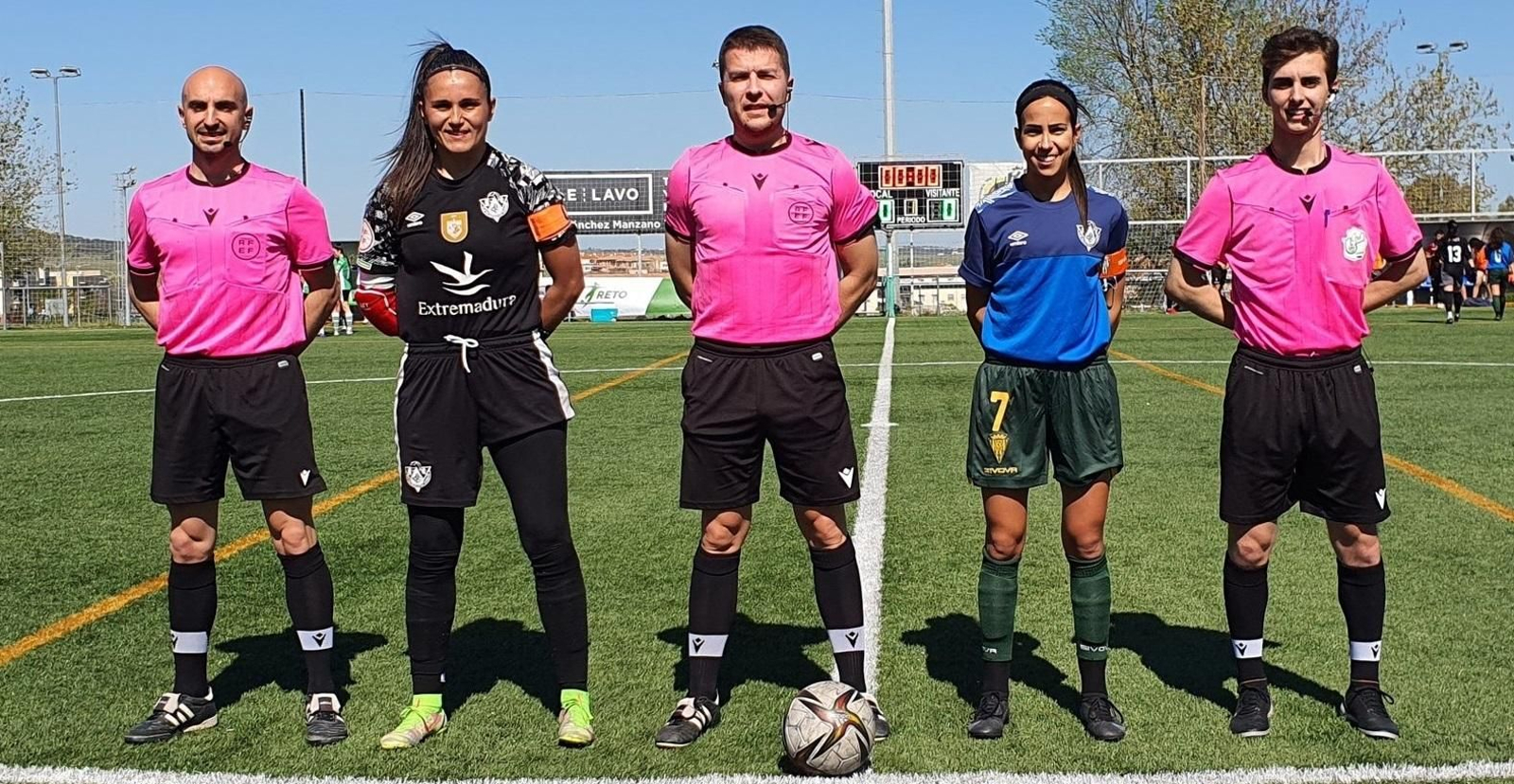 María Avilés, junto a Tatiana, capitana del Cacereño, y al trío arbitral.