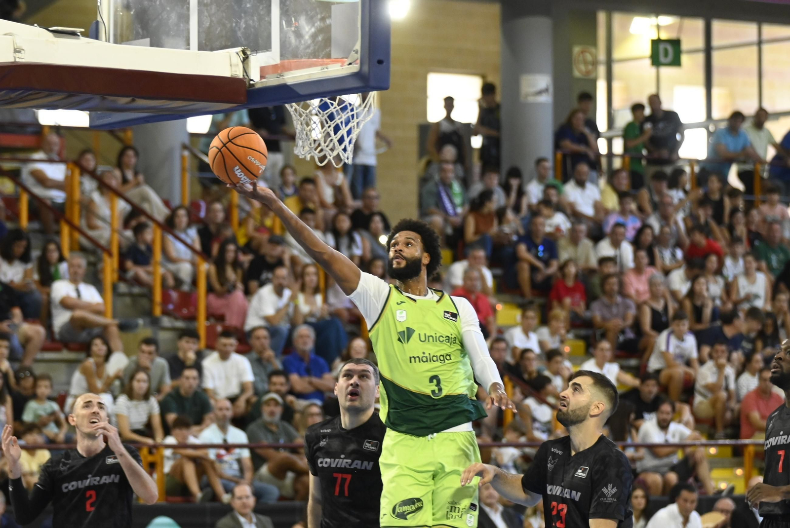 Las mejores fotos del ambiente en Vista Alegre para el Unicaja - Covirán Granada de la Copa de Andalucía de baloncesto
