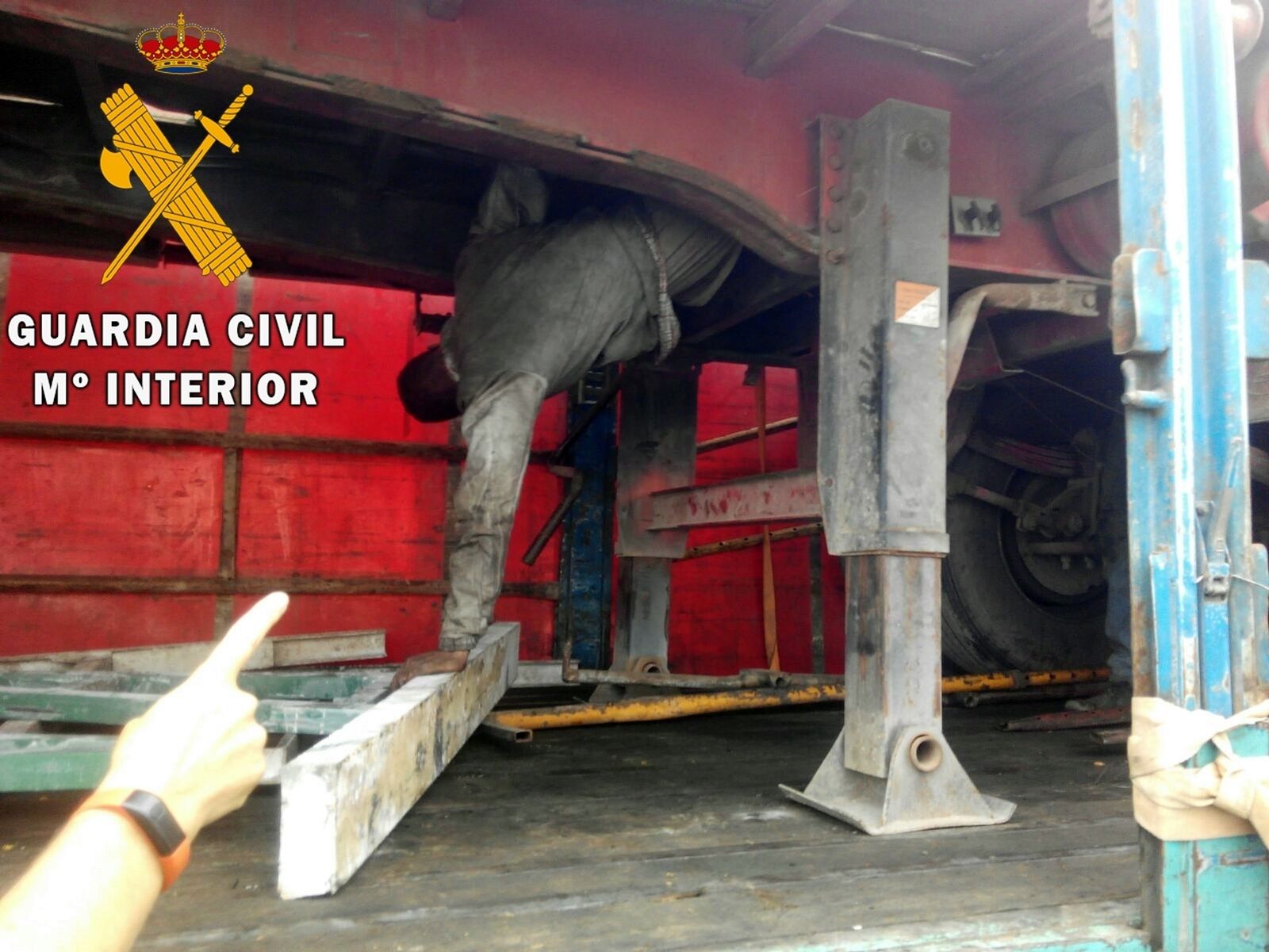 La Guardia Civil auxilió a los inmigrantes ocultos en el interior del buque procedente del Norte de África.