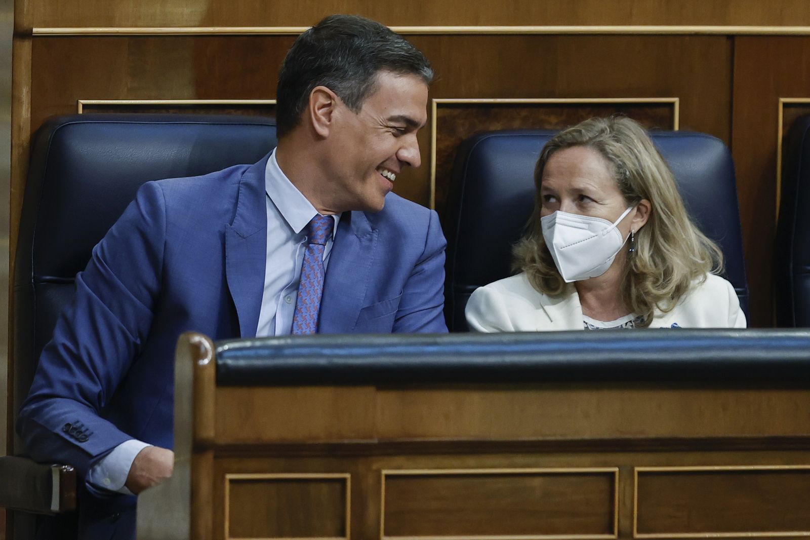 Pedro Sánchez conversa con Nadia Calviño en el Congreso de los Diputados