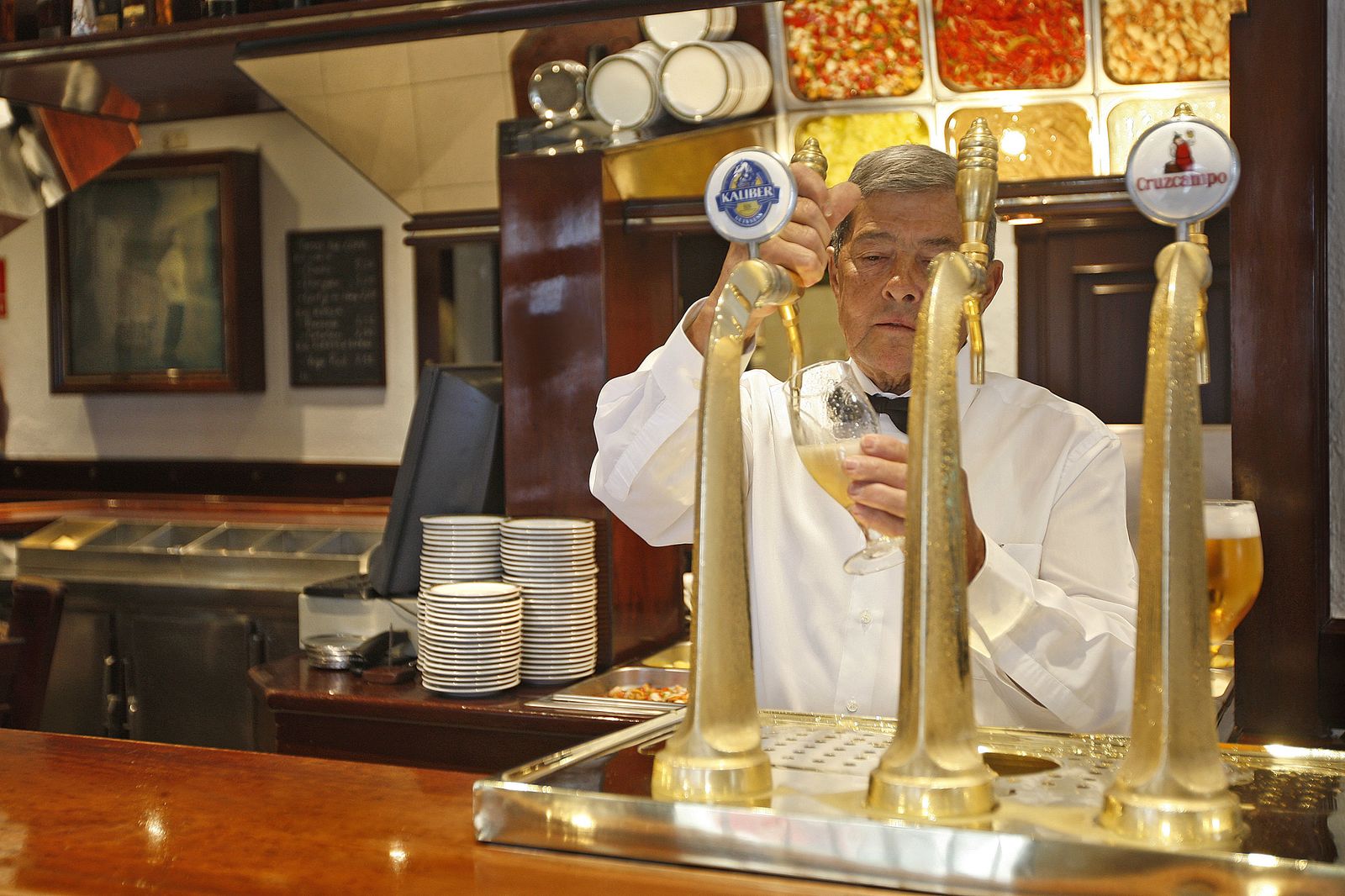 Diego Daza, jefe de la barra de El Faro, lleva 44 años sirviendo la caña perfecta, la de Cruzcampo. A lo largo de su vida habrá tirado miles de cañas en el restaurante gaditano.