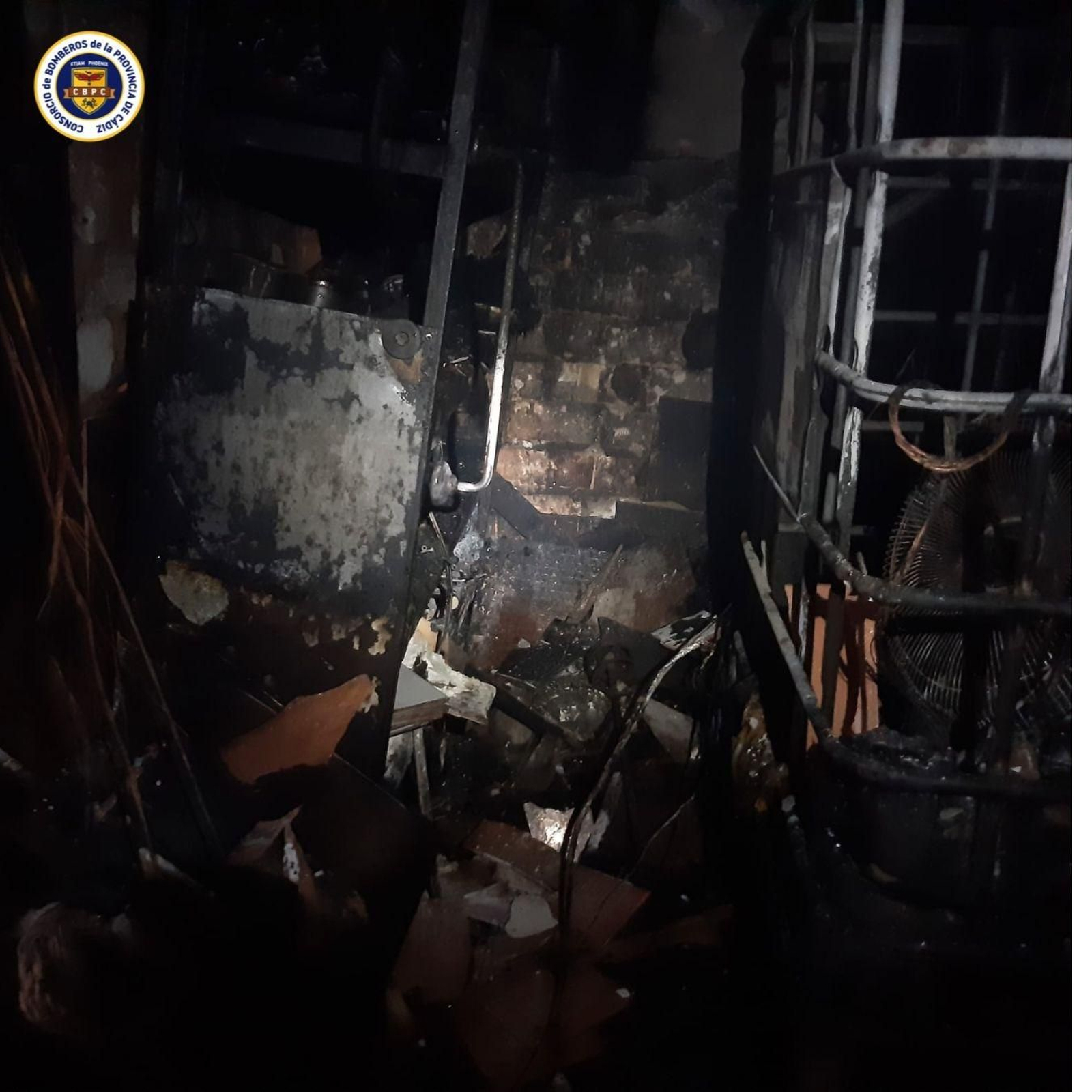 Incendio en un garaje de la avenida Oceanía de Algeciras. Incendio en un garaje de la avenida Oceanía de Algeciras.