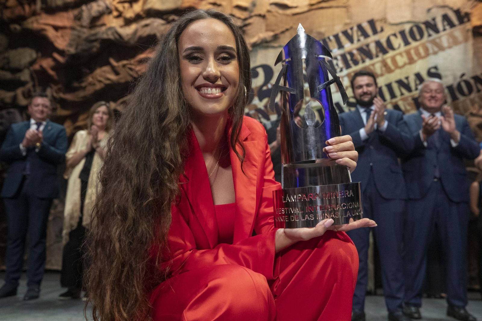 La cantaora cordobesa Rocío Luna posa con su Lámpara Minera lograda en el Festival de La Unión. La cantaora cordobesa Rocío Luna posa con su Lámpara Minera lograda en el Festival de La Unión.