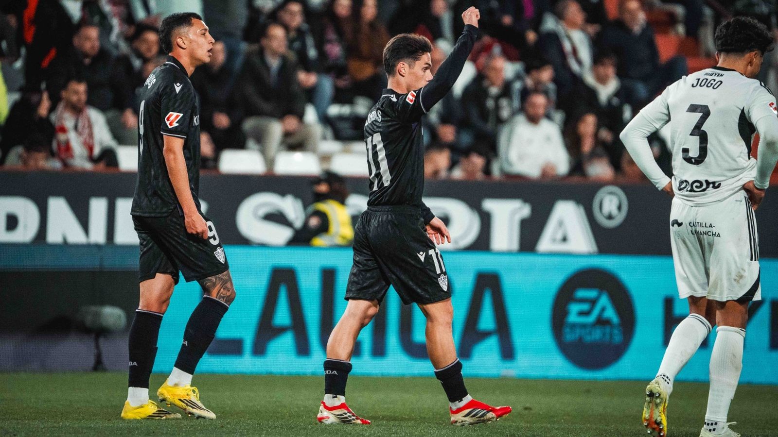 Sergio Arribas celebra el tanto sobre la bocina de los rojiblancos ante el Albacete.