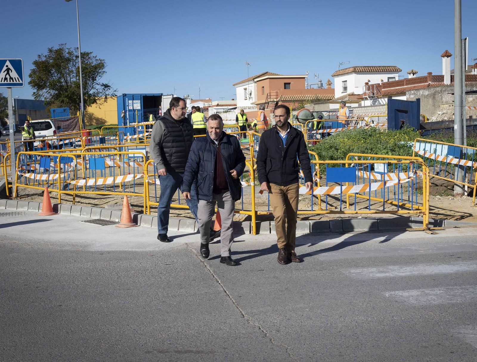 Un momento de la visita del alcalde a las obras de construcción de la nueva rotonda de la Avenida de la Marina.