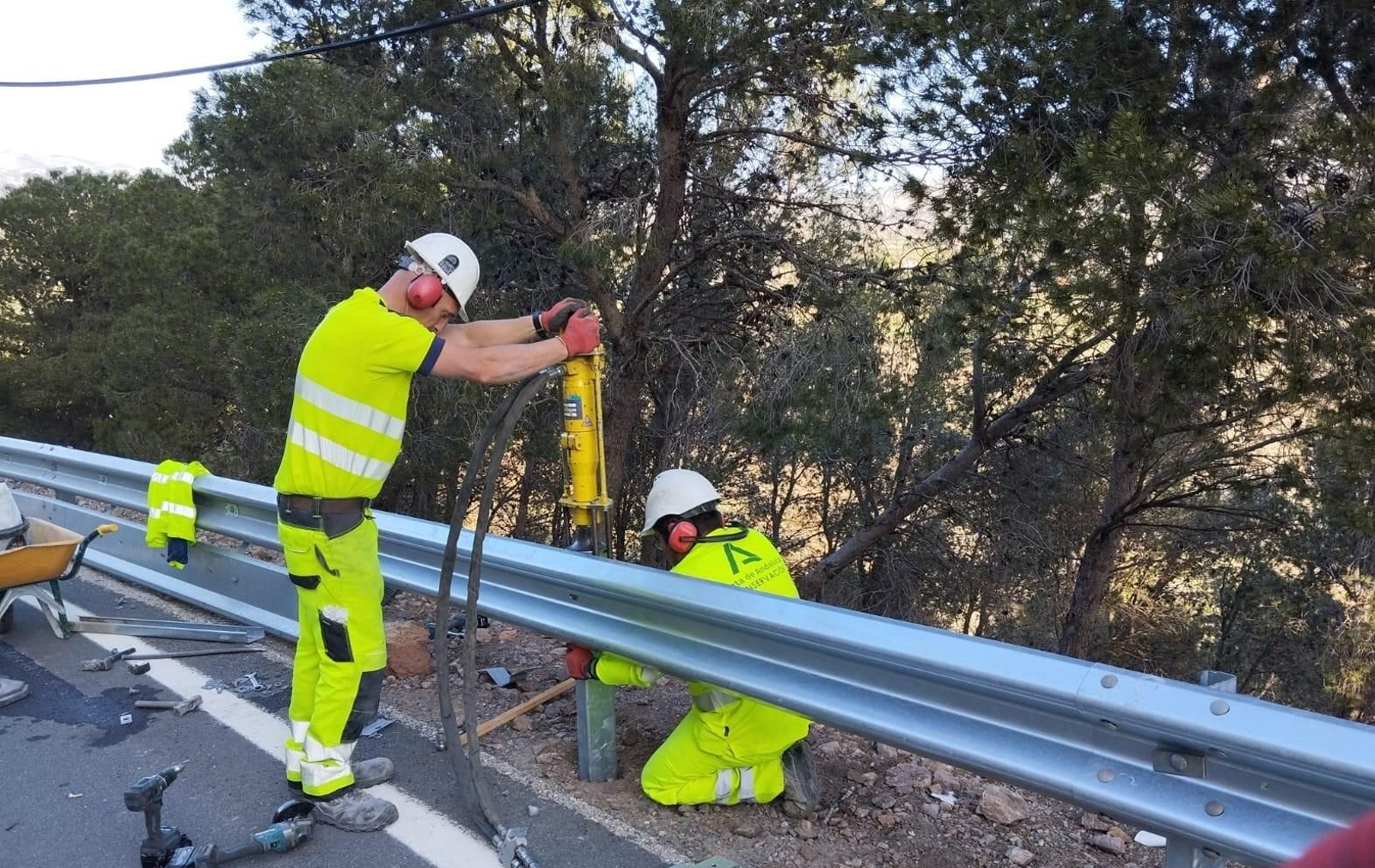 Equipos de conservación de la Junta en una carretera de Almería.