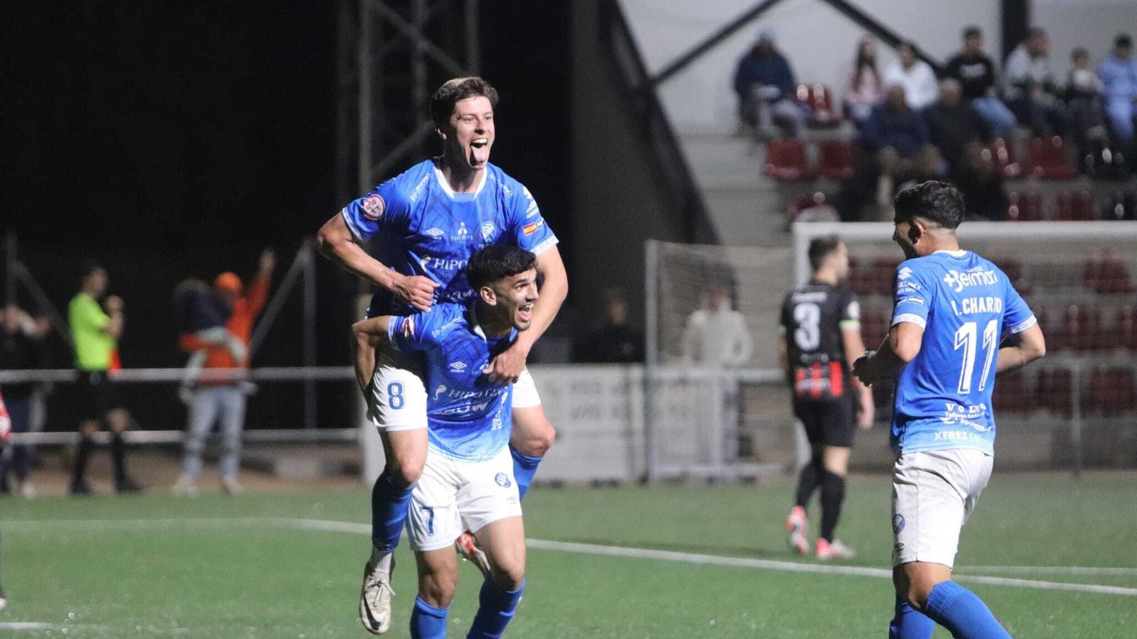 Antonio Moreno levanta a Teté tras el cuarto de la tarde mientras Ilias se suma a la fiesta.