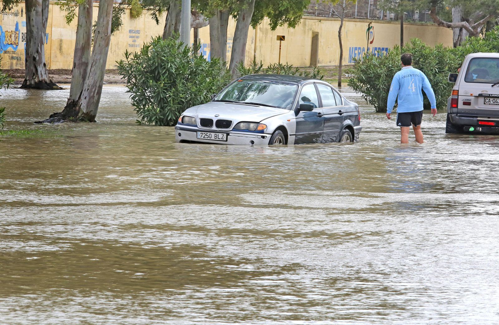 Varias calles de Jerez quedaron anegadas en la mañana de ayer.