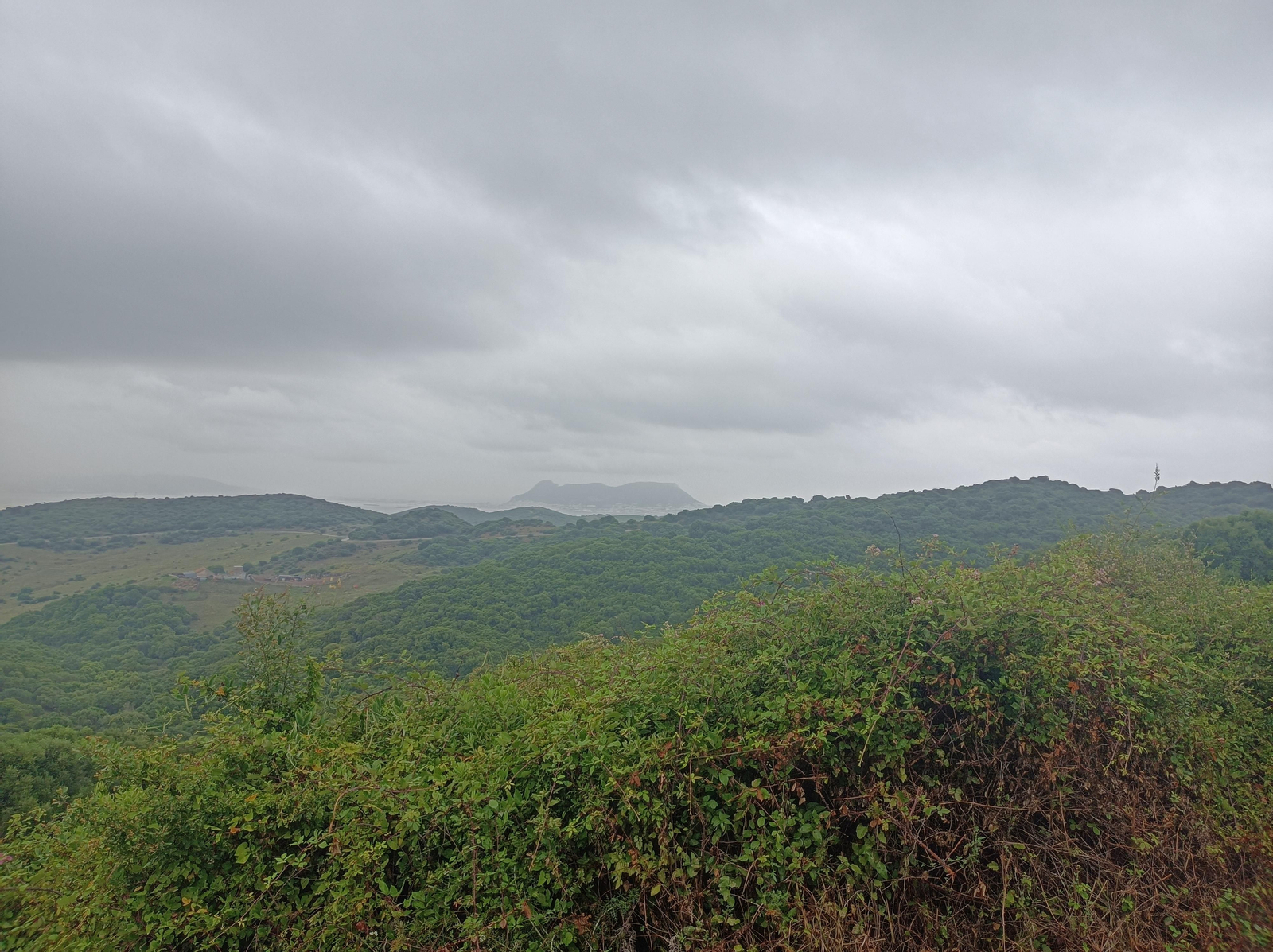 Al fondo, el Peñón de Gibraltar.