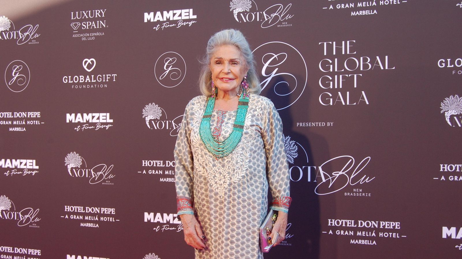 La princesa Beatriz de Orleans posando para la prensa antes de la gala.