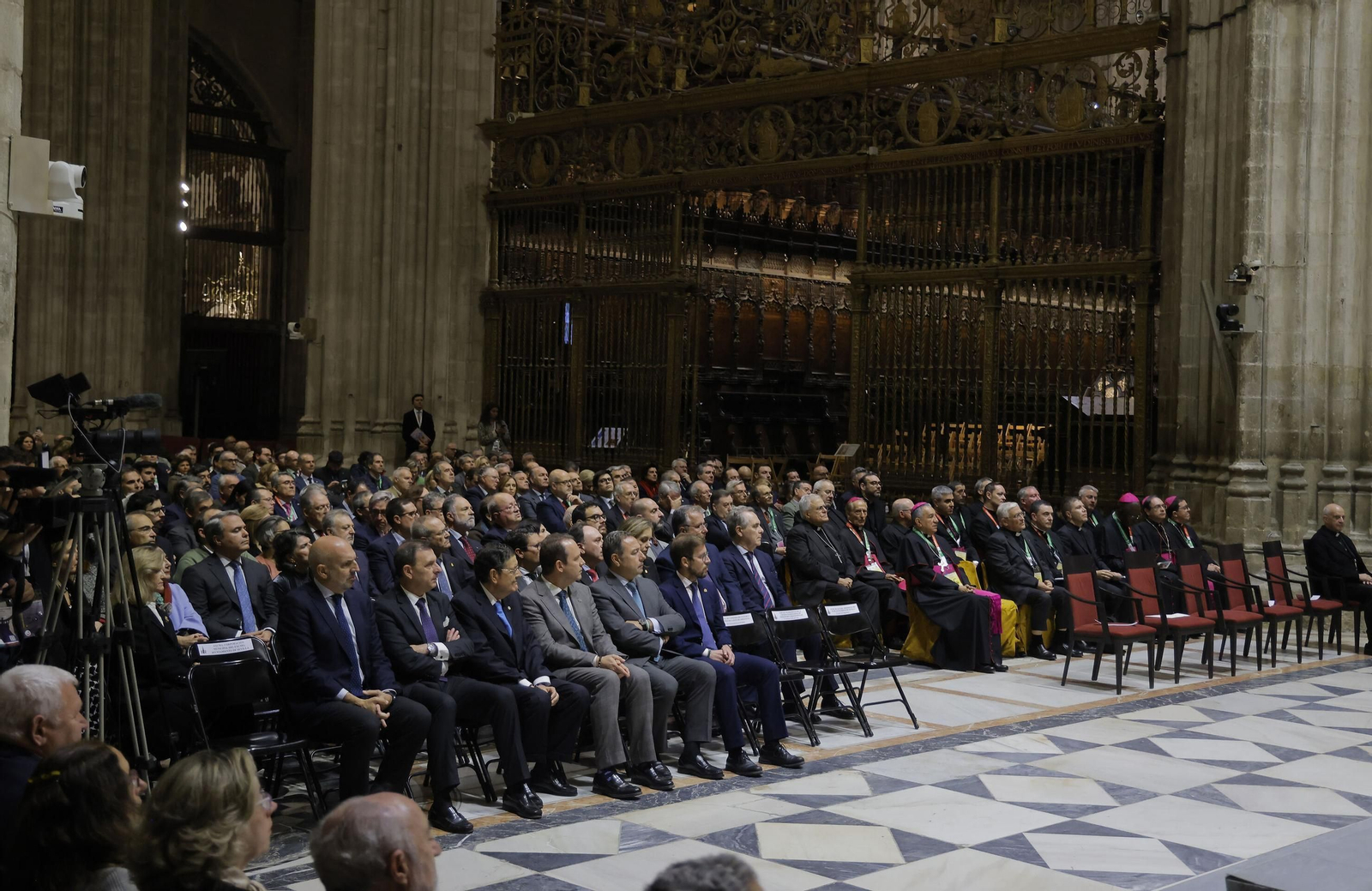 Los asistentes al congreso en la Catedral.