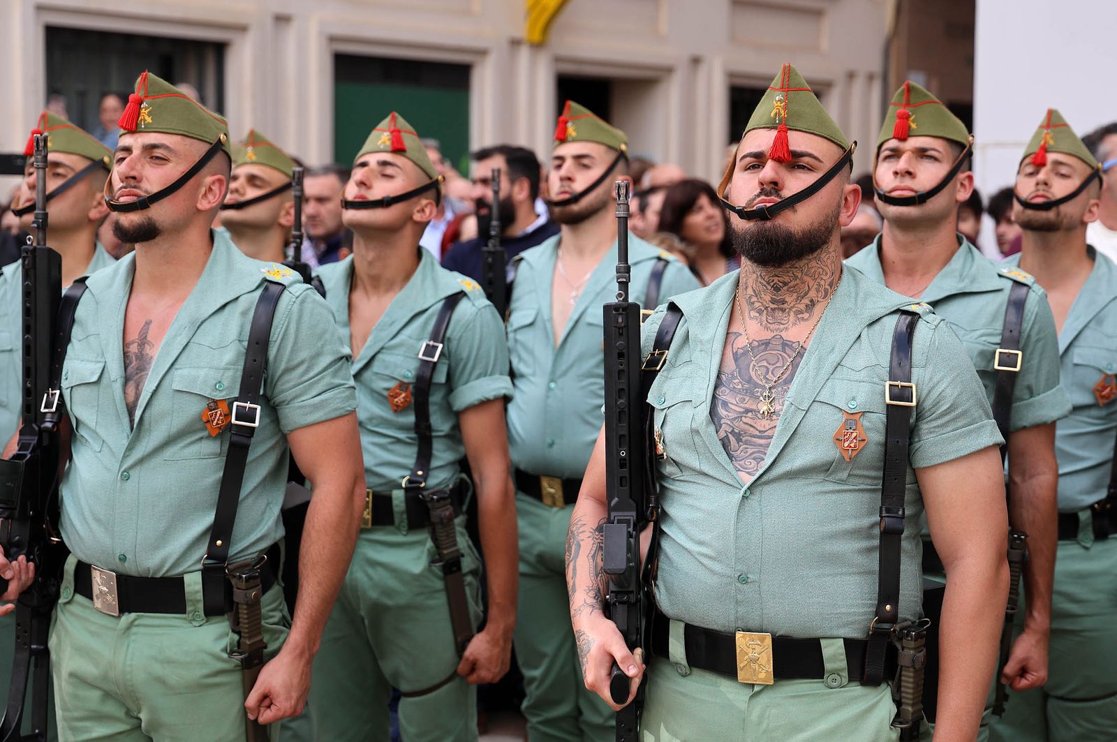 Sábado de Pasión: Imágenes de la procesión del Cristo de la Vera+Cruz portado por el Grupo de Caballería Ligero Acorazado 'Reyes Católicos' II de la Legión de Ronda