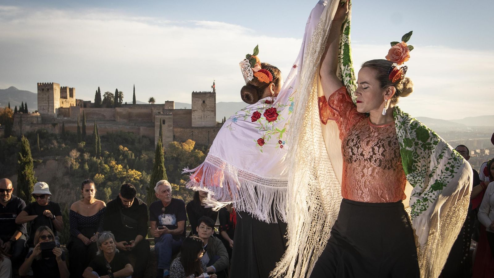 La Alhambra congrega miles de miradas a diario