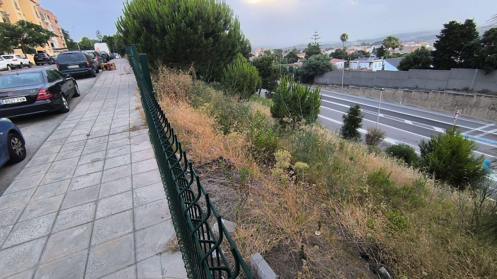 Denuncian movimientos de tierra y abandono en un terreno estatal junto a la N-357 en Algeciras. Denuncian movimientos de tierra y abandono en un terreno estatal junto a la N-357 en Algeciras.