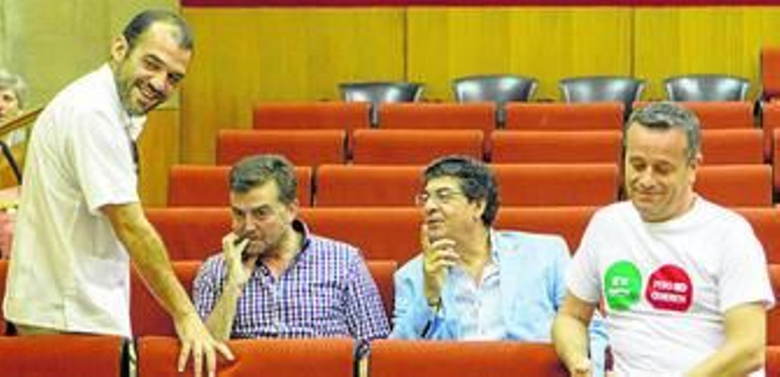 José Manuel Mariscal, Antonio Maíllo, Diego Valderas y José Antonio Castro, en los asientos de invitados del Parlamento andaluz. José Manuel Mariscal, Antonio Maíllo, Diego Valderas y José Antonio Castro, en los asientos de invitados del Parlamento andaluz.
