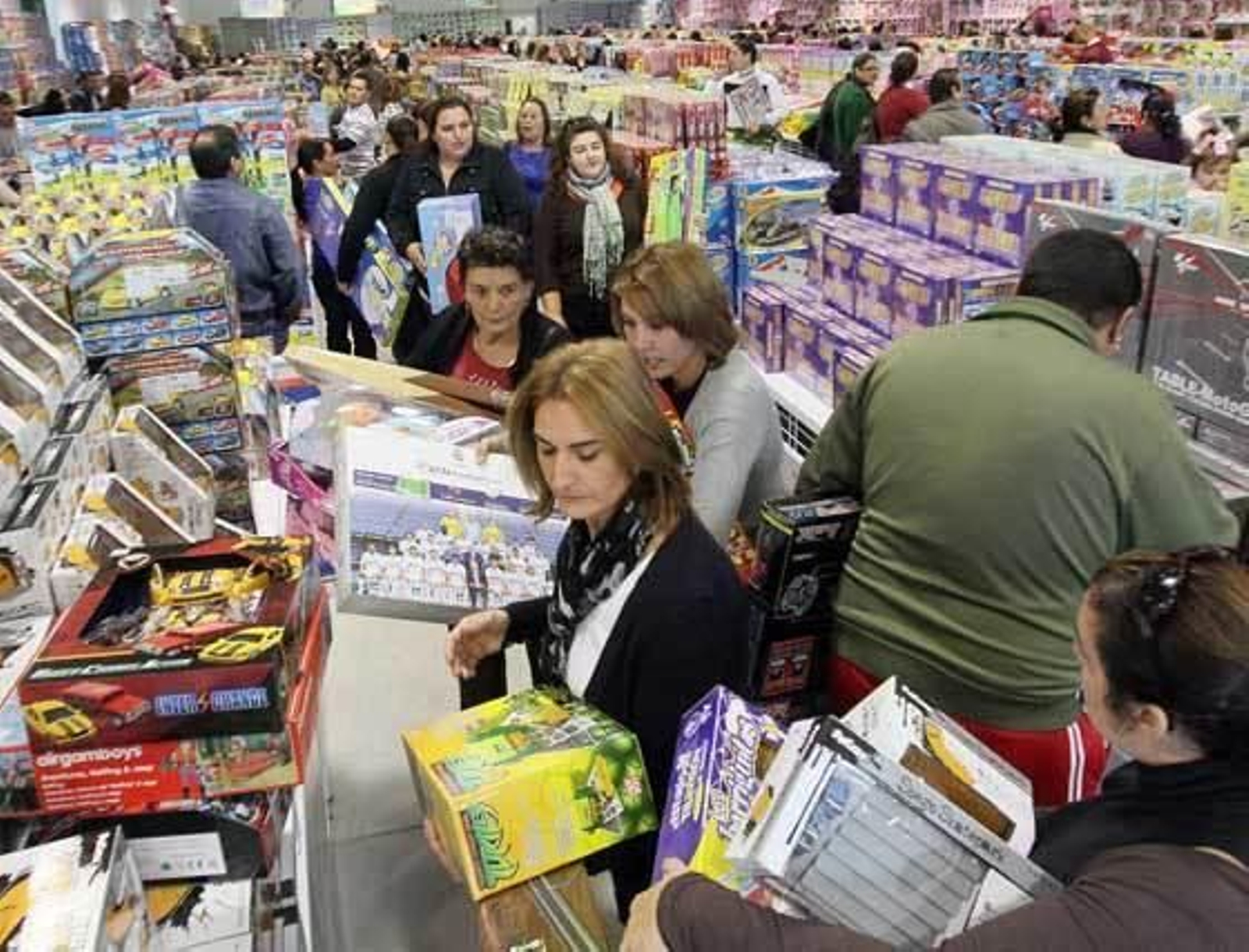 Colas en las cajas de la tienda MGI de Luz Shopping, repleta de juguetes a diez euros.

Foto: miguel ángel gonzález