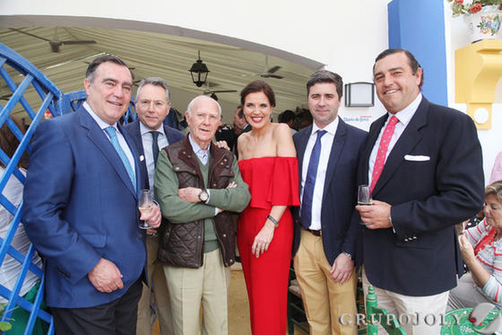 José Ramón y Carlos Estévez, José Joly, el doctor Julio Mendoza, Victoria Herrera y el comisario de Policía de Jerez, Carlos Serra, disfrutando de un gran miércoles de Feria del Caballo en la caseta. 

Foto: Vanesa Lobo