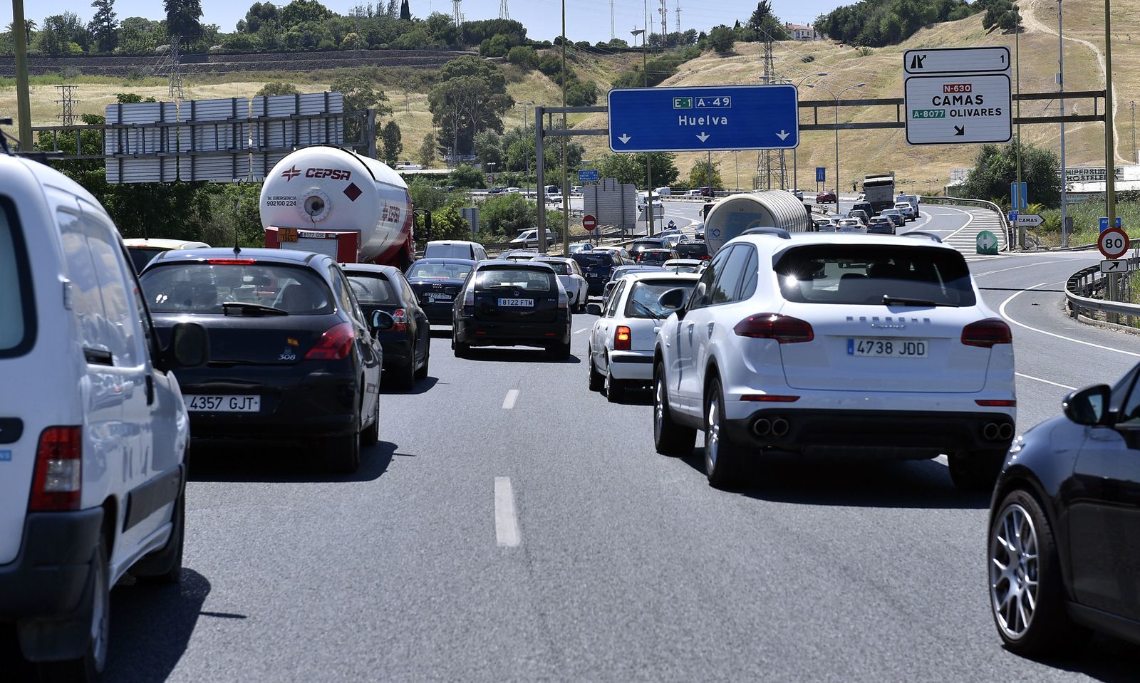 Retenciones en la autovía A-49 en una imagen de archivo.