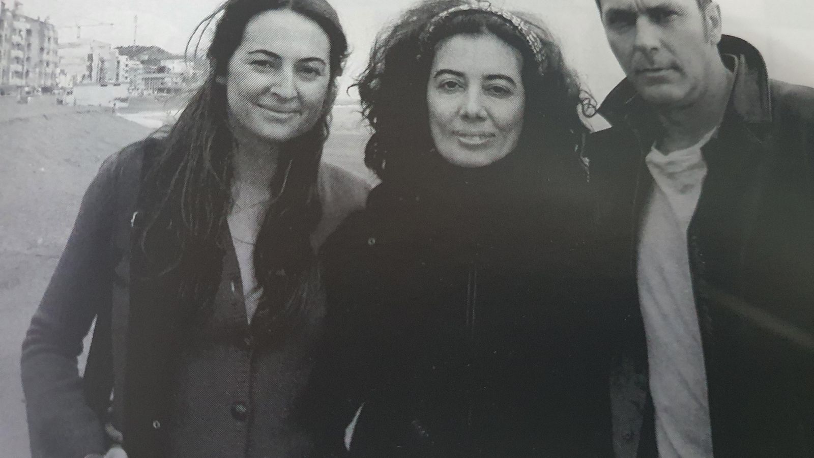 Chus Gutierrez con José Coronado y Cuca Escribano en la playa de Torrenueva.