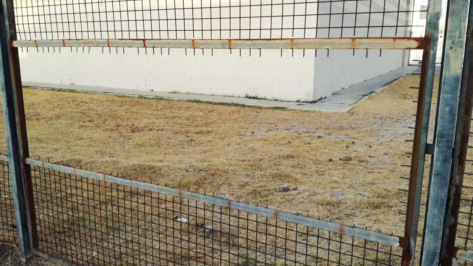 La valla del pabellón Andrés Mateo, sin arreglar