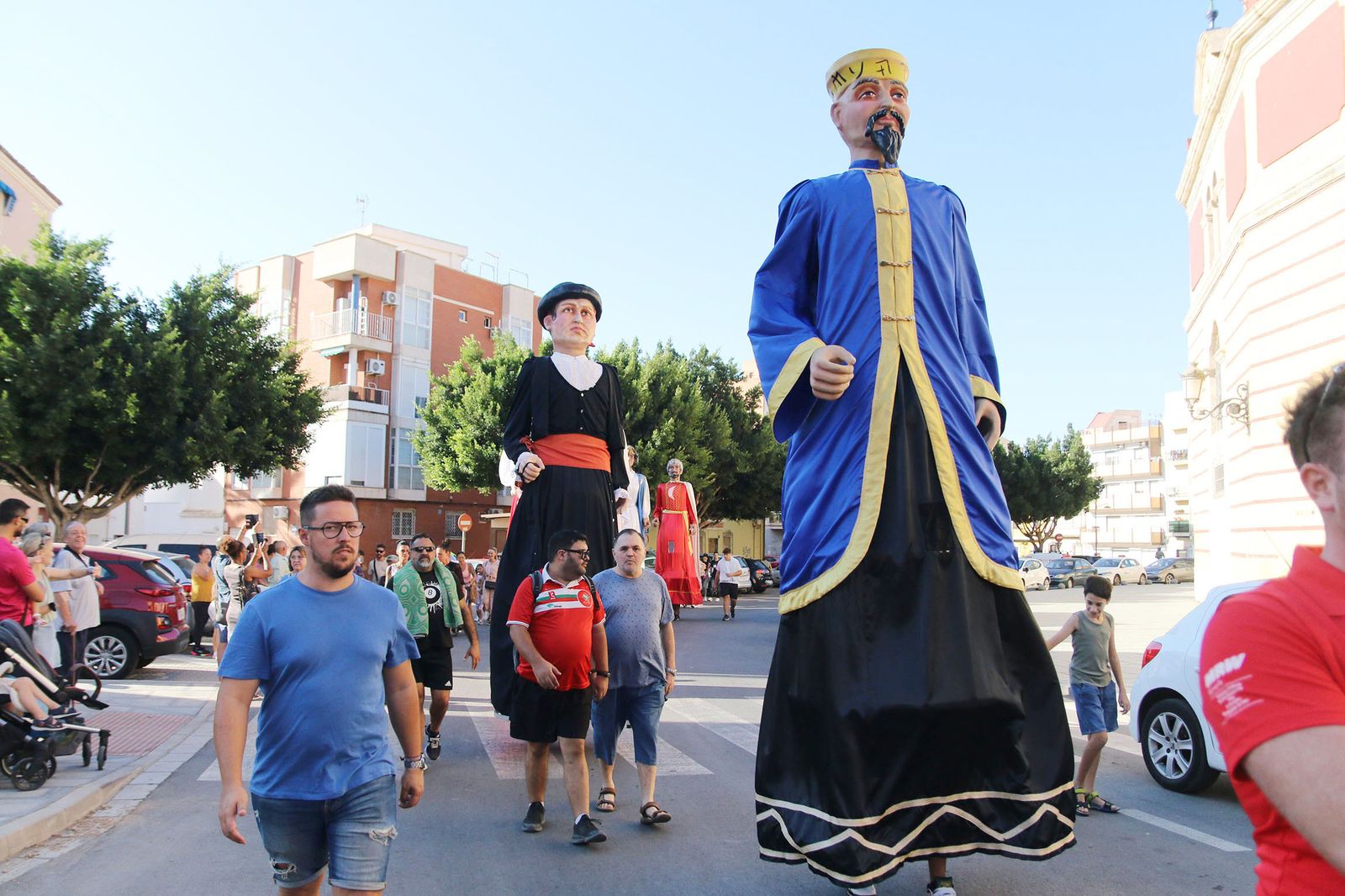 La Diana de gigantes y cabezudos, recorriendo las calles de Los Ángeles y Plaza de Toros