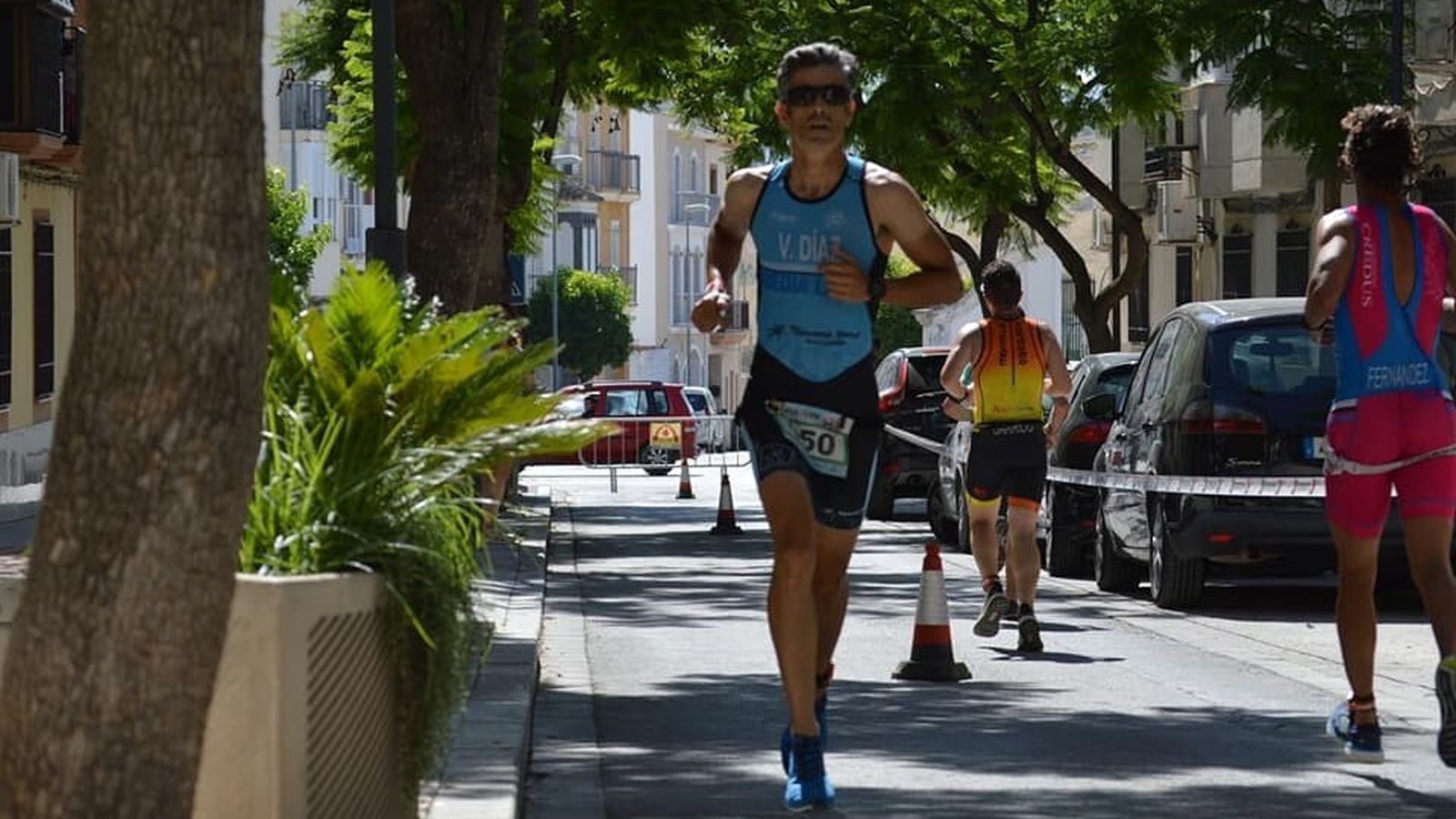 Varios triatletas, durante el segmento de carrera a pie en el I Triatlón Ciudad de Baena.