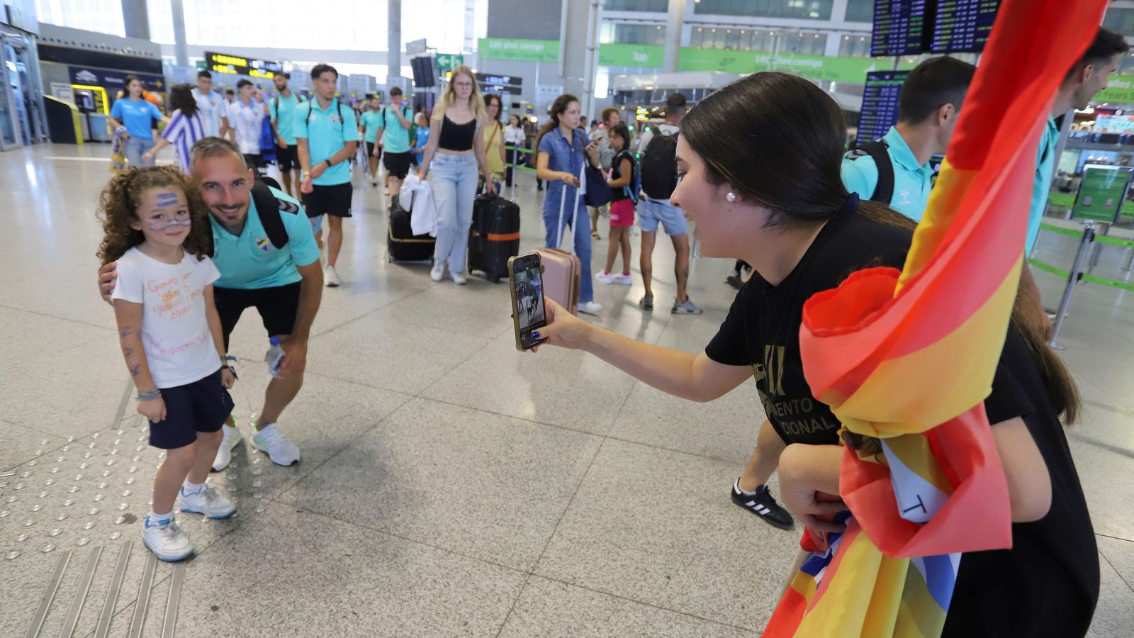Las fotos de la afición despidiendo al Málaga en el aeropuerto antes de ir a Tarragona