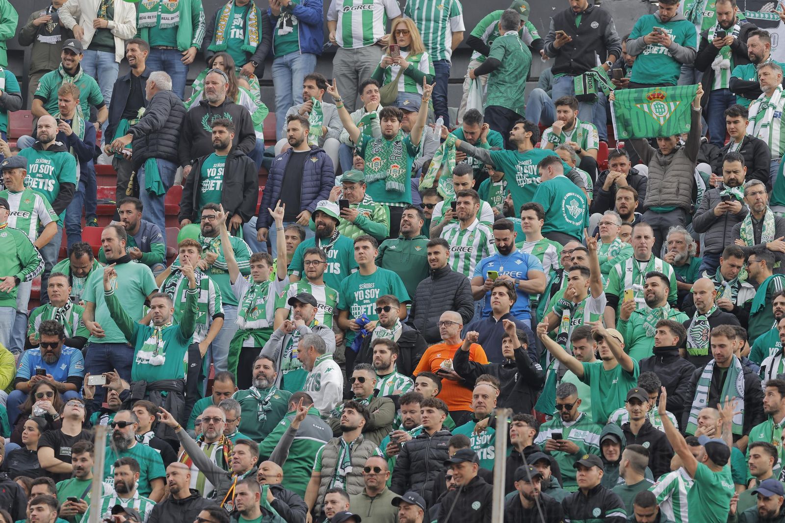 Búscate en las fotos del Sevilla -Betis