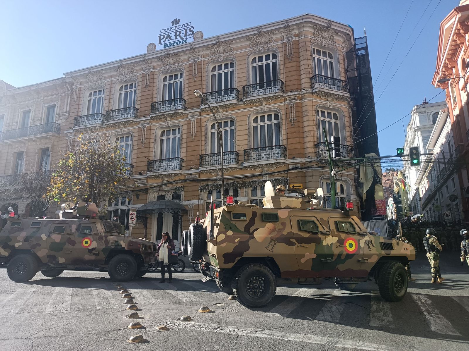 Tanques frente a la sede del Gobierno de Bolivia.