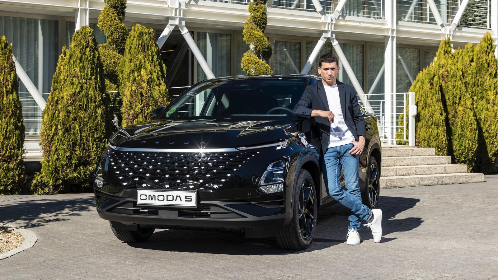 Omoda ha nombrado al actor Jaime Lorente, como nuevo embajador de la marca en España.